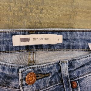 Levi 518 bootcut jean. Size 7, washed shade,